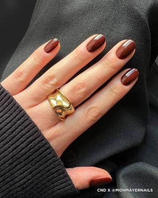 CND Shellac Black Cherry je jeden z podzimních must-have odstínů ve vašem salónu 🍁🍒 Takto krásně vypadá na nehtech, které...