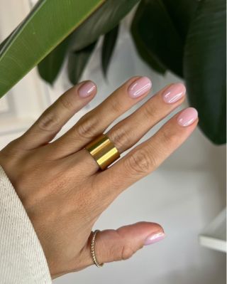 Krásná decentní mani s Platinum Booster Soft gelem v nejprodávanějším odstínu Soft Pink 🩷 Práce od @kristynanehtypraha 💅...