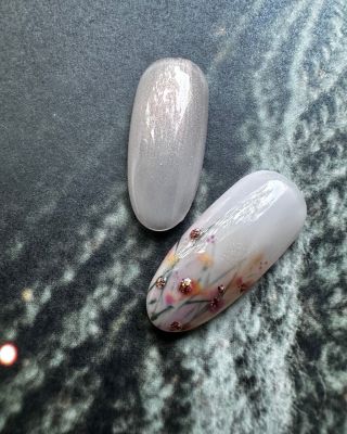 Jemná krása květin od @lucia_albrechtova_la22 s produkty CND 🌸 #manikura #pedikura #nehty #cnd #shellac