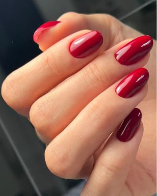 Nádherná žhavá červená Burn Red z kolekce Chic on Fire rozzáří podzimní outfity i slavnostní vánoční manikúru ❤️‍🔥 Krásná...