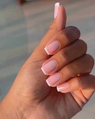 Čistá, klasická a vždy trendy 💅 Francouzská manikúra prostě nikdy nezklame 🤍 @infinitebeautynails #manikura #pedikura...