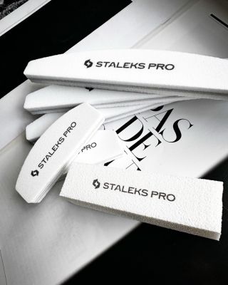 Dokonalý tvar nehtů začíná u správného pilníku. Pilníky Staleks PRO vás při práci určitě nezklamou! 🥰 #manikura #pedikura...