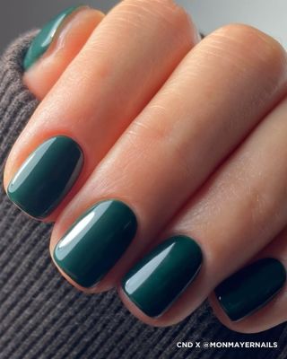 Krásná zelená Aura od CND dodá vašim nehtům vánoční vibe i bez třpytek a zdobení 🎄💚@monmayernails #manikura #pedikura...